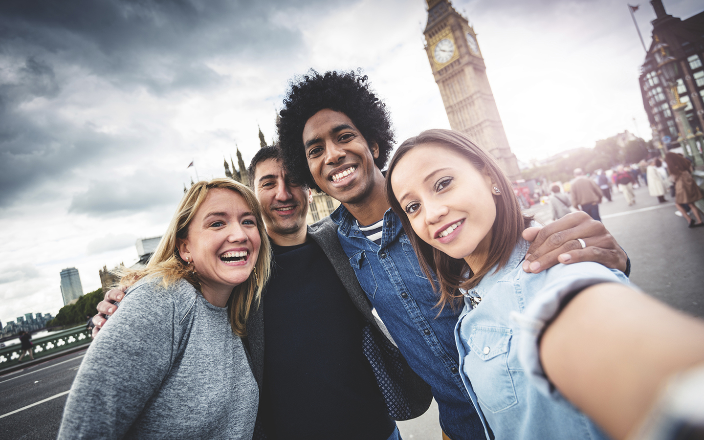 What you doing in london. Лондон люди. Друзья в Лондоне. Путешествие друзей в Лондон. Улыбающиеся люди в Лондоне.